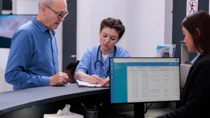 How AI Improves Healthcare Scheduling Operations (+ Top Applications)